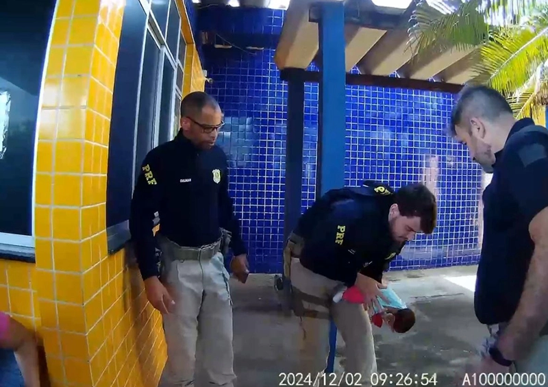 Policiais rodoviários salvam bebê de três meses engasgado utilizando a Manobra de Heimlich