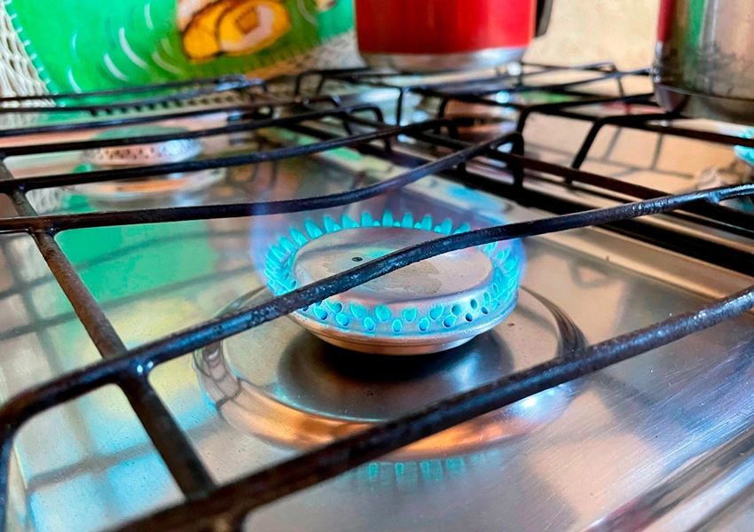 Preço do gás de cozinha na Bahia segue elevado e chega a R$ 153 com impacto no orçamento das famílias