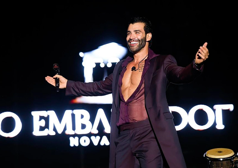 Gusttavo Lima ironiza bloqueio de bens durante show em Brasília