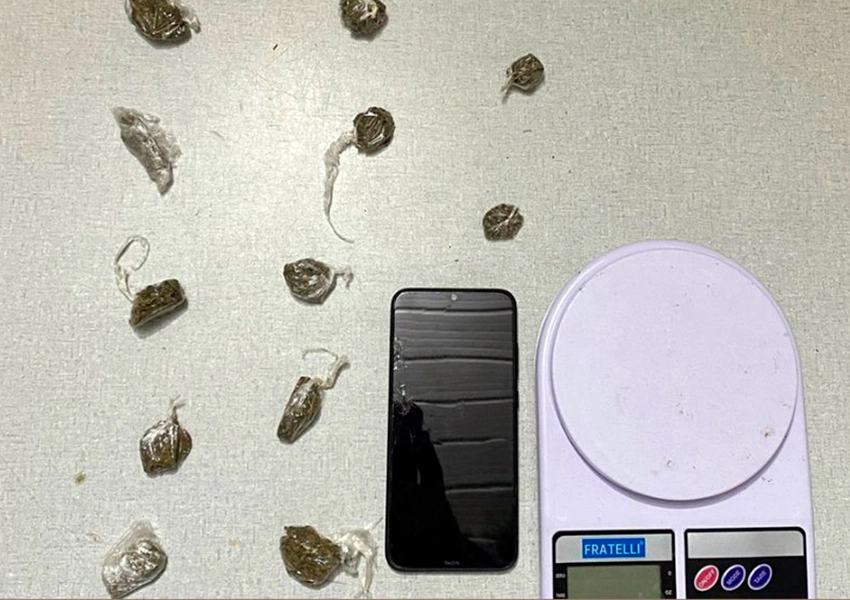 Homem é preso com drogas e balança de precisão em Macaúbas