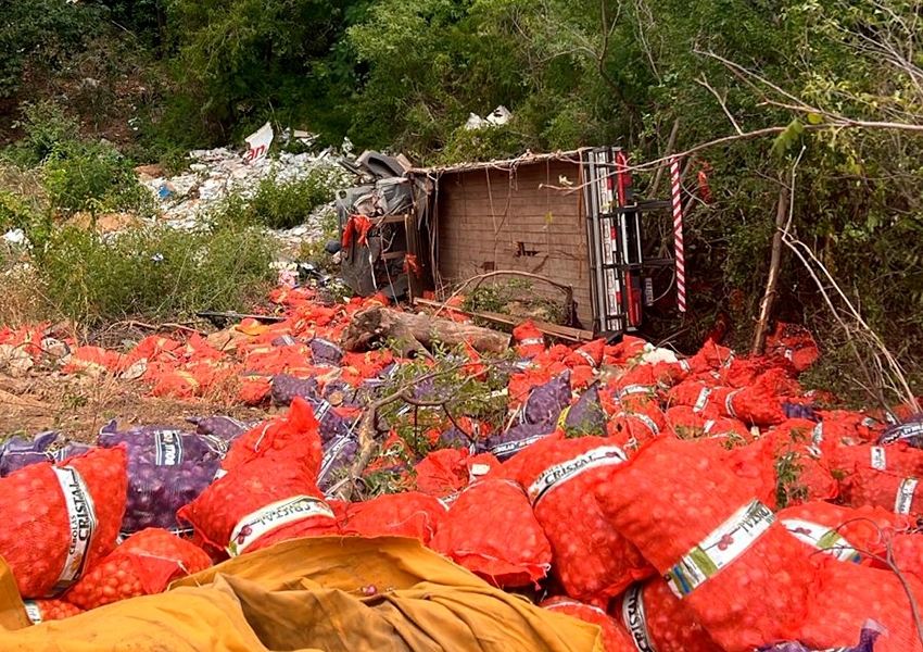 Caminhão carregado de cebolas tomba na BA-148 entre Livramento e Rio de Contas