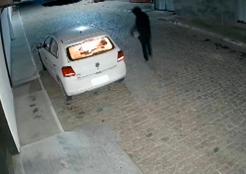 Carro do prefeito de Botuporã é incendiado por homem encapuzado