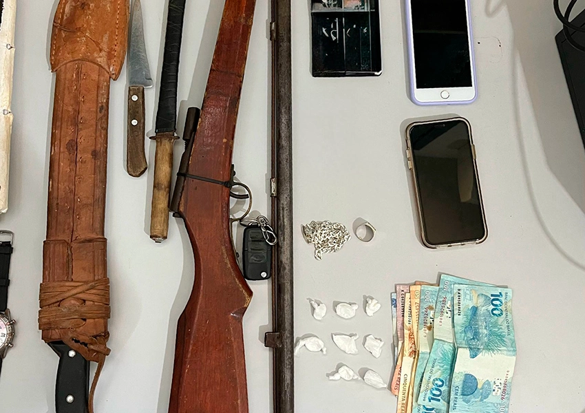 Dois homens são encaminhados à delegacia suspeitos de tráfico de drogas e posse ilegal de arma de fogo em Livramento de Nossa Senhora
