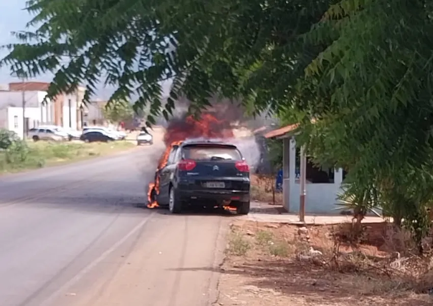 Carro é destruído por incêndio no Bairro Piçarrão em Livramento de Nossa Senhora