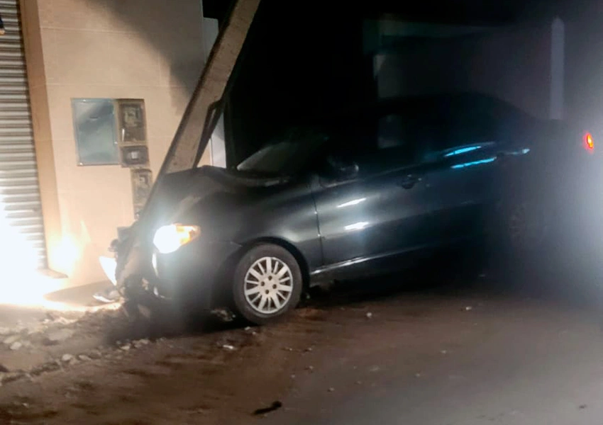 Colisão de carro contra poste provoca falta de energia no Centro de Livramento de Nossa Senhora