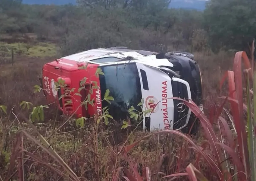 Ambulância do Samu de Oliveira dos Brejinhos capota na BR-242 entre Ipuçaba e Beira Rio