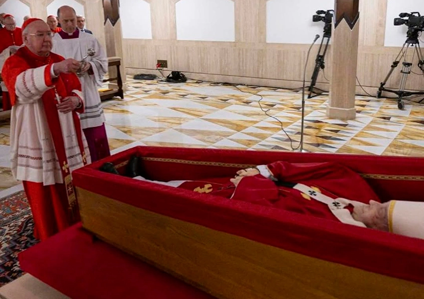 Vaticano divulga primeiras imagens do corpo do papa Francisco em caixão