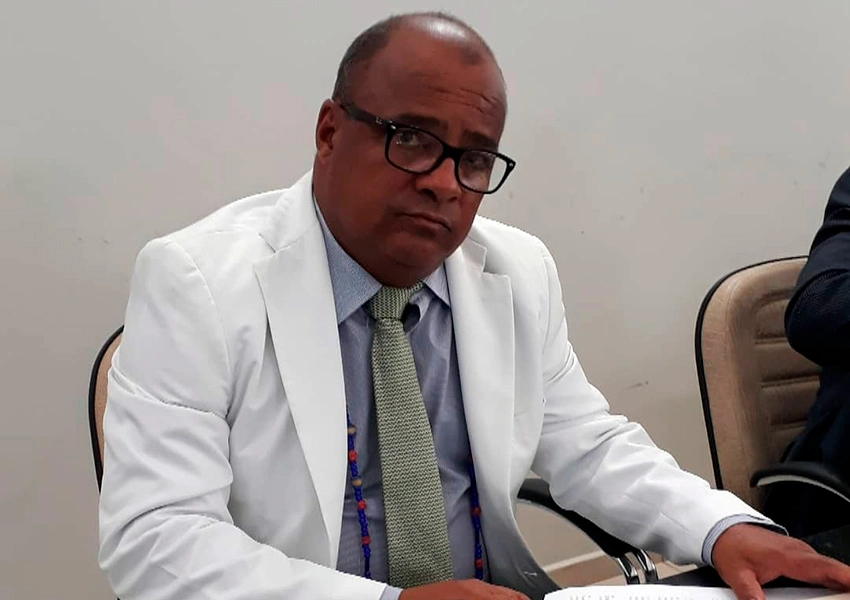 Vereador João de Ogum é aplaudido por alunos durante sessão na Câmara de Livramento de Nossa Senhora