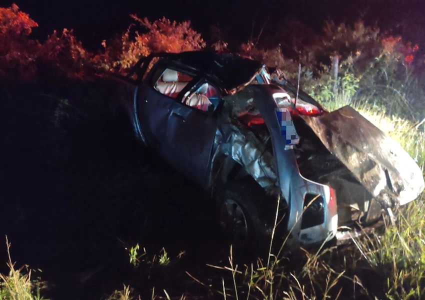 Cinco pessoas ficam feridas após caminhonete capotar ao colidir com vaca na BA-611 em Caetité