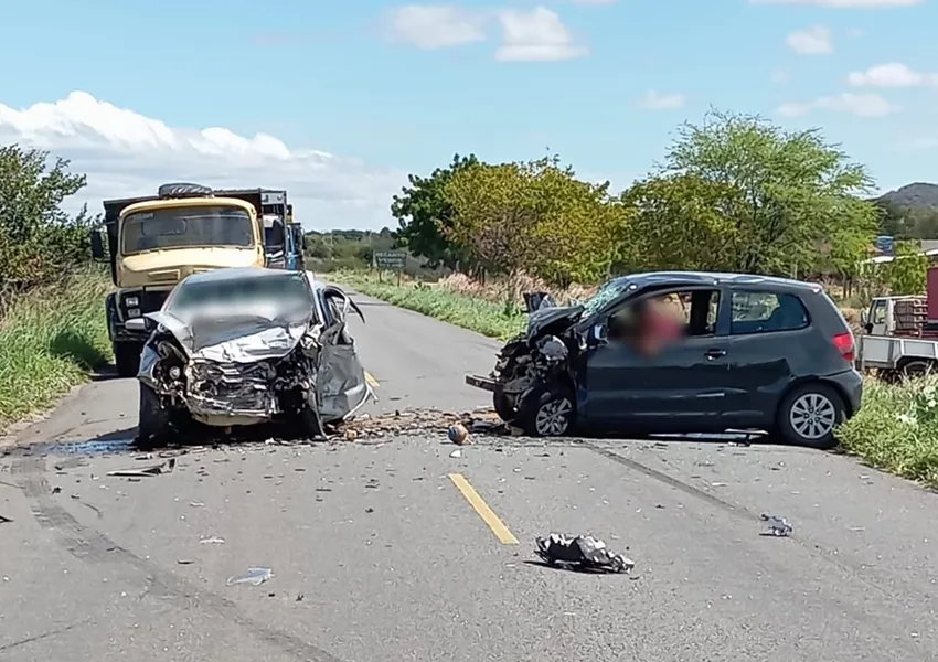 Cinco pessoas morrem em colisão frontal entre dois carros na BR-030 em Guanambi