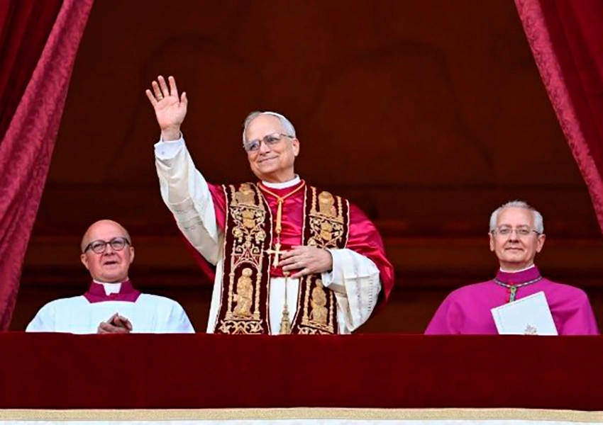Papa Leão XIV faz primeiro pronunciamento oficial na sacada do Vaticano e destaca paz, justiça social e gratidão a Francisco