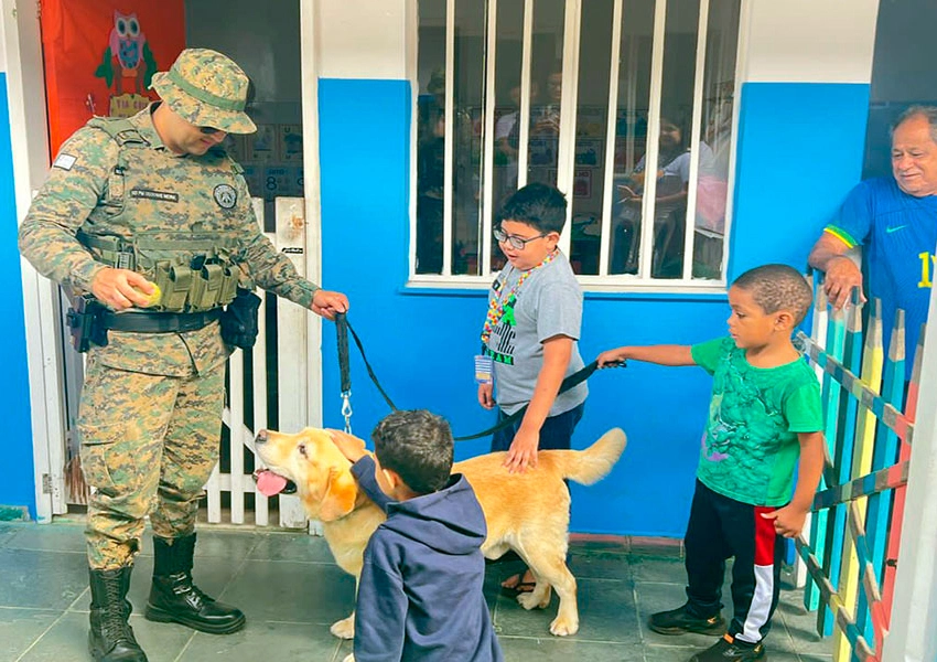 Cães da Cipe Sudoeste participam de atividade terapêutica com crianças na Apae de Vitória da Conquista