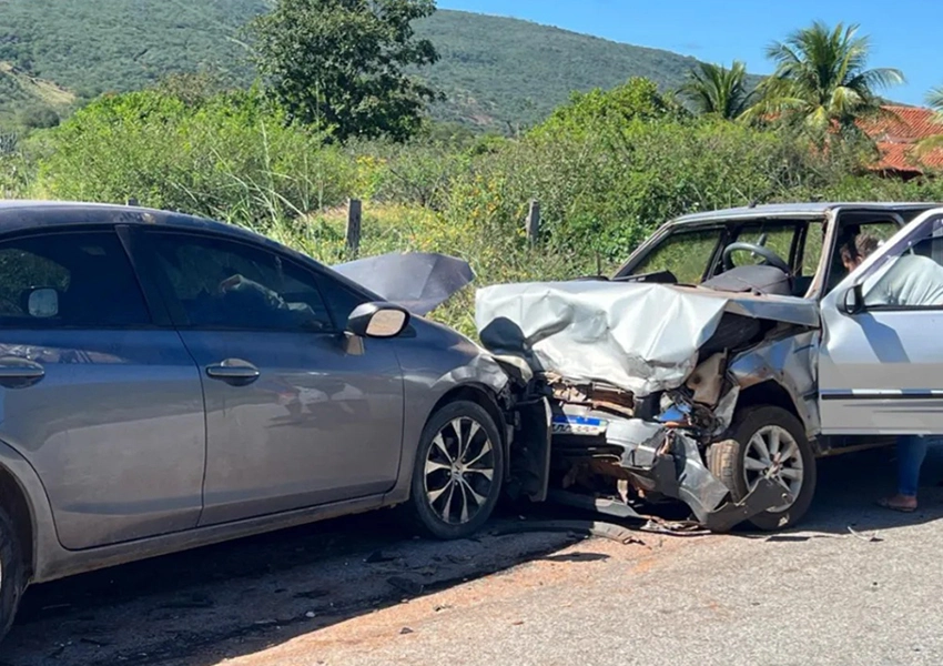 Colisão frontal entre carros deixa feridos na BA-148 entre Marcolino Moura e Jussiape