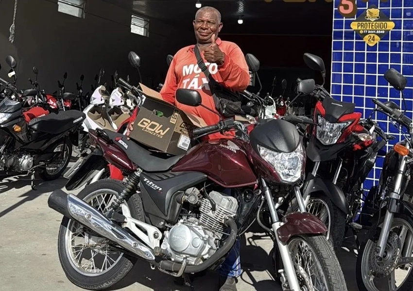 Mototaxista que teve moto destruída por incêndio recebe nova motocicleta do prefeito após mobilização em Brumado