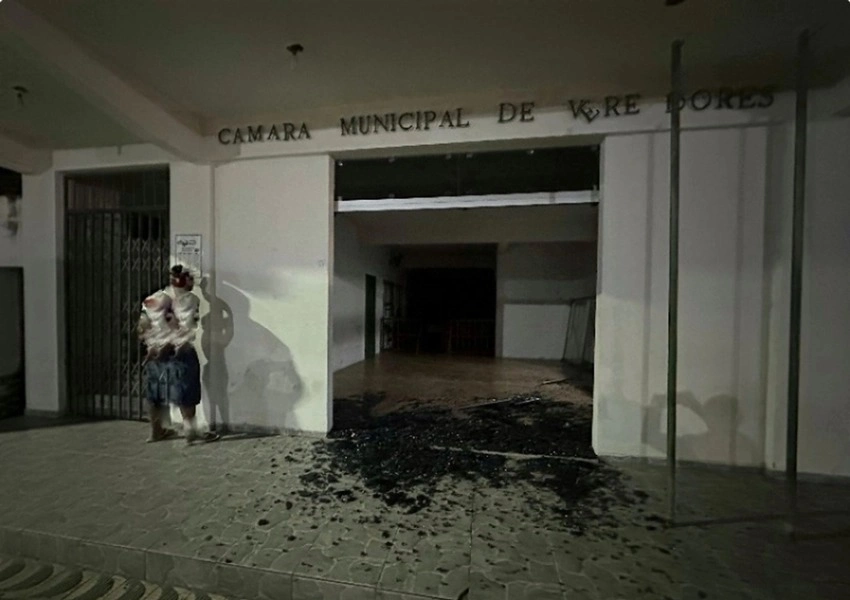 Homem é preso após depredar antiga sede da Câmara de Vereadores em Contendas do Sincorá