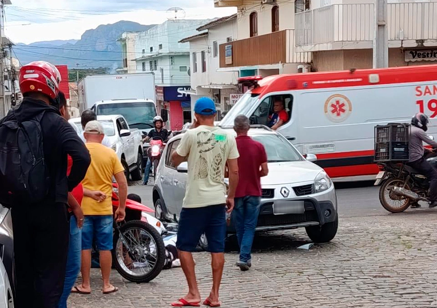 Mulher fica ferida após colisão entre carro e moto em Livramento de Nossa Senhora