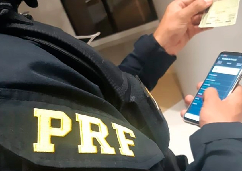 PRF prende mulher que se passava por médica na BR-116 em Jequié