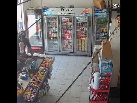Câmeras de segurança registram assalto a supermercado em Guanambi